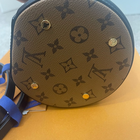 Authentic Louis Vuitton Bucket- Cannes - Picture 4 of 15